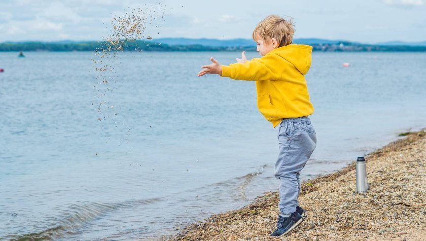 Ideja za risbico: metanje kamenčkov v vodo