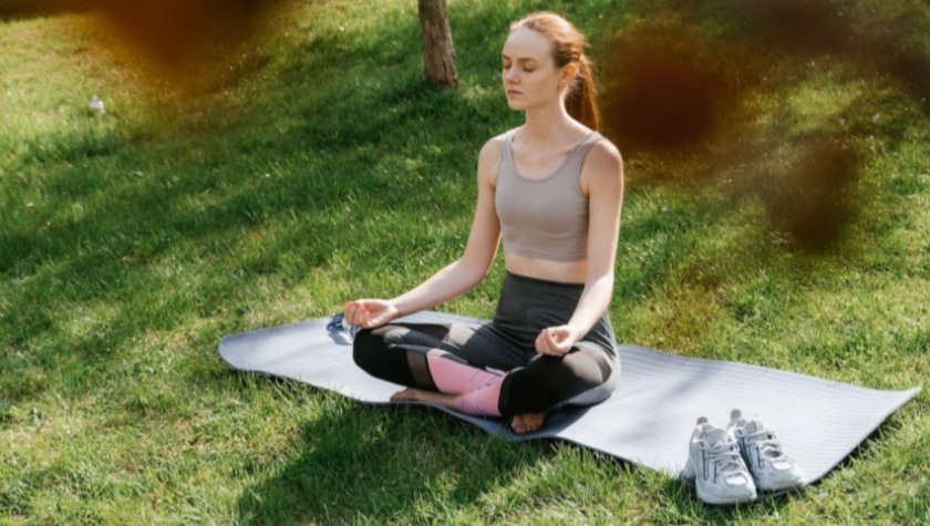 Večerni joga »flow« ob sončnem zahodu