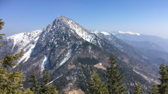 pogled na delno zasnežen Storžič iz Tolstega vrha