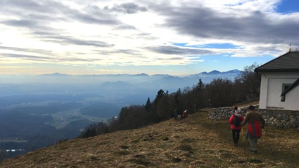 Razgled na okoliške hribe in gorenjske pokrajine izpred Sv. Lovrenca nad Bašljem.